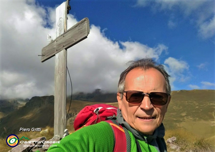 02 Alla grande croce in legno dello sperone roccioso del MIncucco (1832 m).jpg